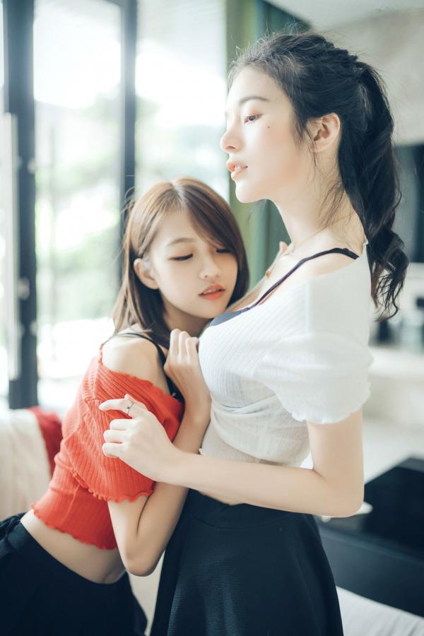    JVID-妍妍与辰辰-好色萝莉与巨乳御姐百合私房写真，唯美大尺度极致诱惑（2021.08.06）第13张图片