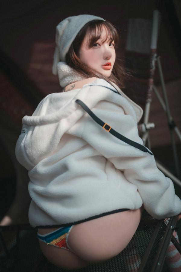    韩国美女孙乐乐-Son YeEun浪漫冬季露营私房写真，极致身材展露性感风情，户外帐篷女神诱惑大尺度套图第2张图片