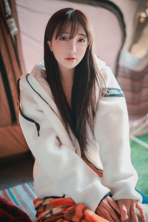    韩国美女孙乐乐-Son YeEun浪漫冬季露营私房写真，极致身材展露性感风情，户外帐篷女神诱惑大尺度套图第19张图片