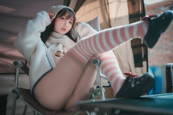    韩国美女孙乐乐-Son YeEun浪漫冬季露营私房写真，极致身材展露性感风情，户外帐篷女神诱惑大尺度套图第45张图片