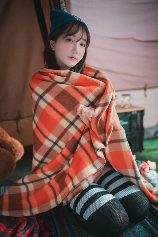    韩国美女孙乐乐-Son YeEun浪漫冬季露营私房写真，极致身材展露性感风情，户外帐篷女神诱惑大尺度套图第66张图片