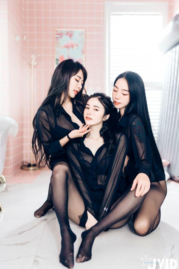    JVID乐乐与飘飘：职场诱惑下的黑丝终极奥义，双人私房亲密写真，极致身材视觉盛宴第8张图片