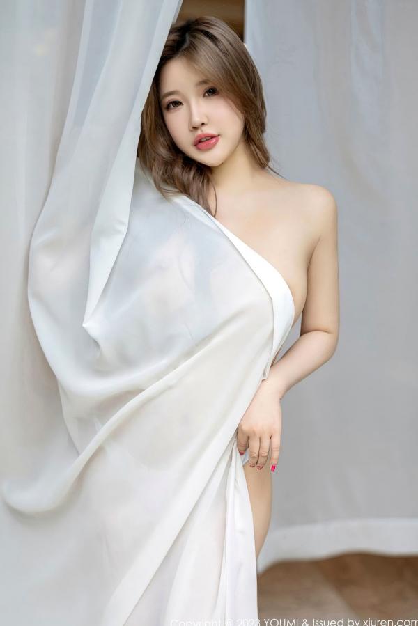    YouMi尤蜜荟-小海臀Rena：三亚私房旅拍，身着白色轻透薄纱连衣裙，极致诱惑写真，展现丰满热辣曲线第44张图片