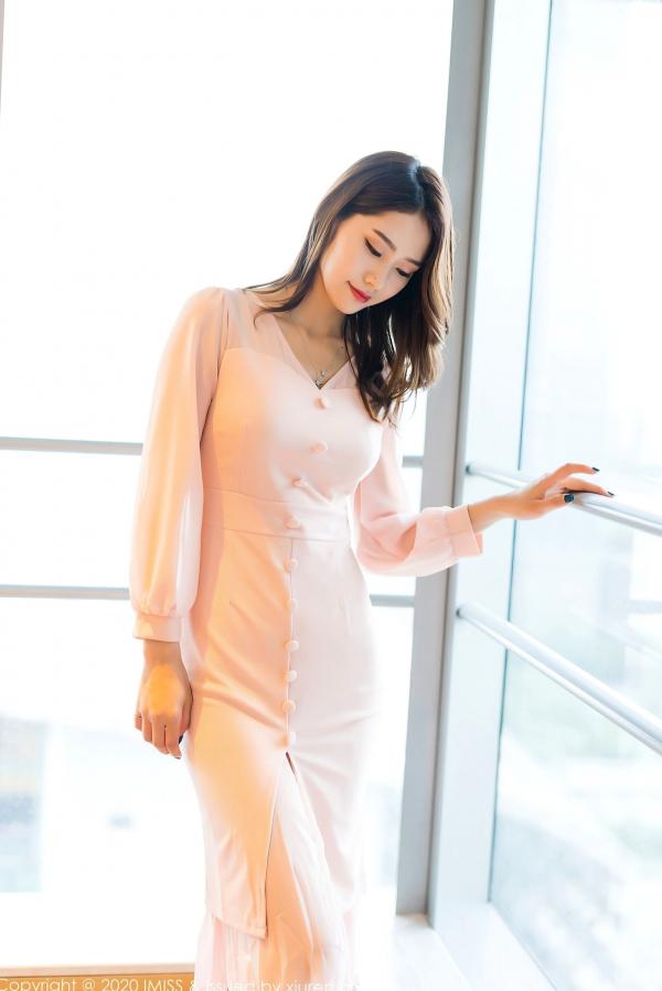    IMiss爱蜜社-476-方子萱-极致私房写真，粉色睡裙配红色蕾丝内衣，展现性感诱惑与纯欲气质魅力第12张图片