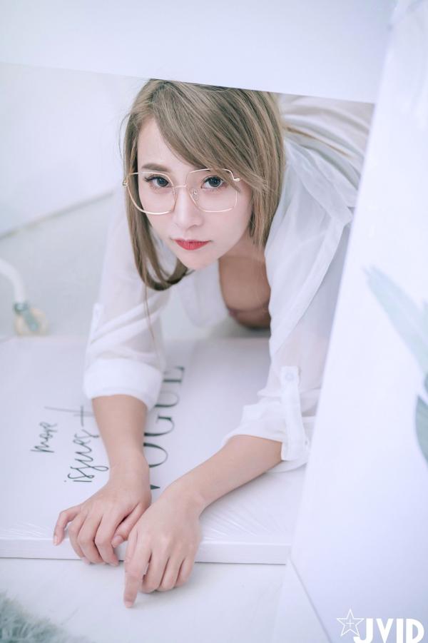    JVID-乐乐-私人秘书管家：办公室白衬衫诱惑，职场御姐红领带风情，极致私房大尺度美学第31张图片