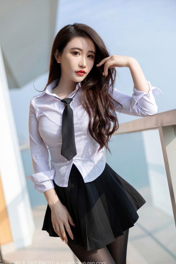   XiaoYu语画界700期：绯月樱Cherry惠州旅拍，白衬衫百褶裙搭配超薄黑丝，演绎极致丝袜诱惑与职场制服风情，镜头下的她娇媚迷人，尽显性感身材。第7张图片