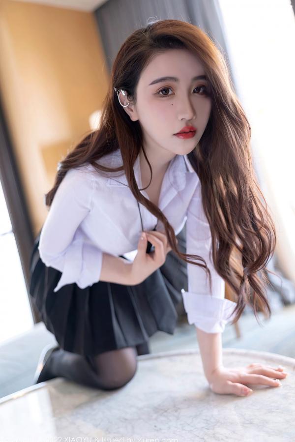    XiaoYu语画界700期：绯月樱Cherry惠州旅拍，白衬衫百褶裙搭配超薄黑丝，演绎极致丝袜诱惑与职场制服风情，镜头下的她娇媚迷人，尽显性感身材。第9张图片