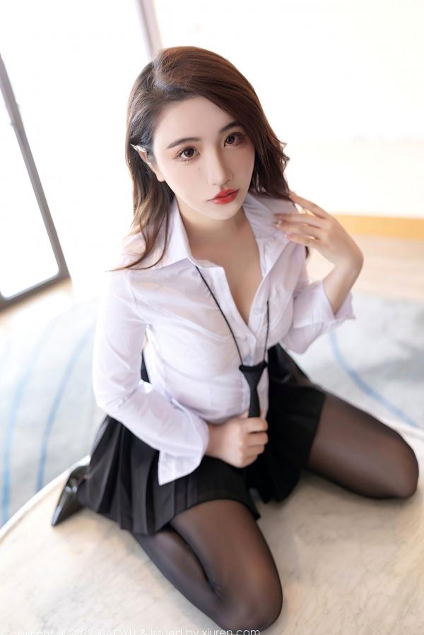    XiaoYu语画界700期：绯月樱Cherry惠州旅拍，白衬衫百褶裙搭配超薄黑丝，演绎极致丝袜诱惑与职场制服风情，镜头下的她娇媚迷人，尽显性感身材。第37张图片