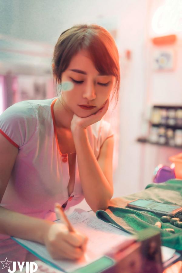    JVID-乐乐-槟榔西施：霓虹灯下的极致制服诱惑，火辣私房大尺度写真第54张图片
