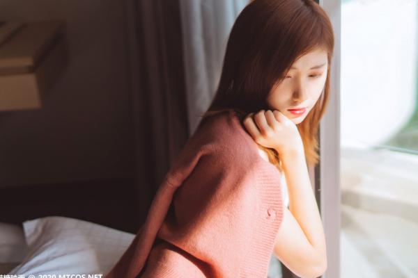    MTCos喵糖映画-YML.003-骄阳少女：海景私房针织诱惑，纯欲系气质女神清新演绎第16张图片