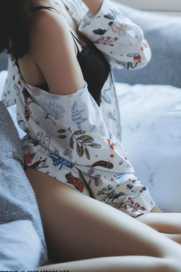    MTCos喵糖映画-YML.002-花色衬衣美少女：清新纯欲私房照，蕾丝内衣慵懒家居，治愈系少女写真第3张图片
