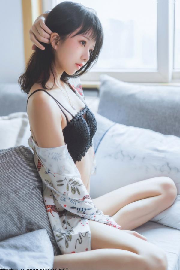    MTCos喵糖映画-YML.002-花色衬衣美少女：清新纯欲私房照，蕾丝内衣慵懒家居，治愈系少女写真第7张图片