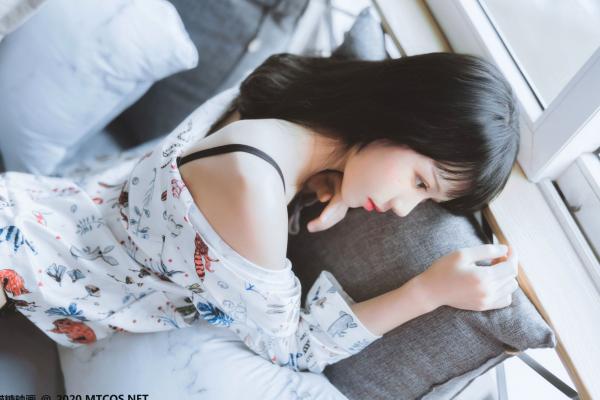    MTCos喵糖映画-YML.002-花色衬衣美少女：清新纯欲私房照，蕾丝内衣慵懒家居，治愈系少女写真第13张图片