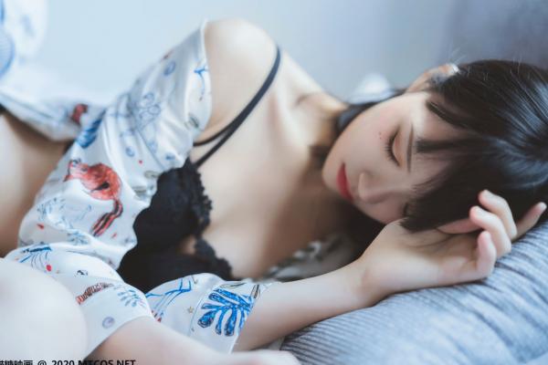    MTCos喵糖映画-YML.002-花色衬衣美少女：清新纯欲私房照，蕾丝内衣慵懒家居，治愈系少女写真第21张图片
