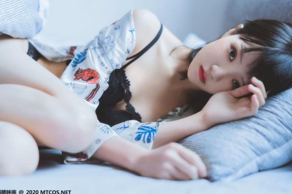    MTCos喵糖映画-YML.002-花色衬衣美少女：清新纯欲私房照，蕾丝内衣慵懒家居，治愈系少女写真第22张图片