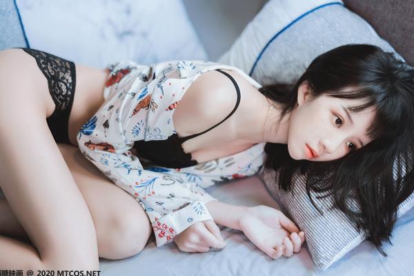    MTCos喵糖映画-YML.002-花色衬衣美少女：清新纯欲私房照，蕾丝内衣慵懒家居，治愈系少女写真第28张图片