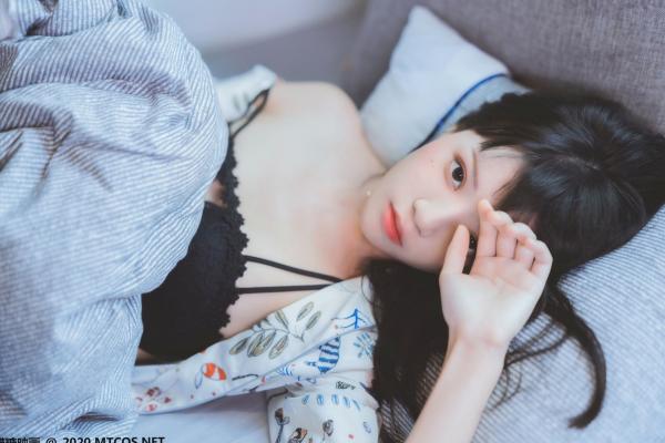    MTCos喵糖映画-YML.002-花色衬衣美少女：清新纯欲私房照，蕾丝内衣慵懒家居，治愈系少女写真第29张图片