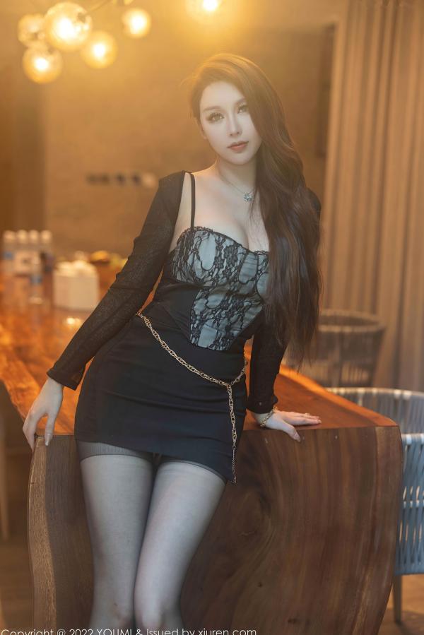    尤蜜荟-尤妮丝Egg超薄黑丝诱惑，精致黑色蕾丝吊带穿搭，极致性感曲线，熟女私房大尺度写真第1张图片