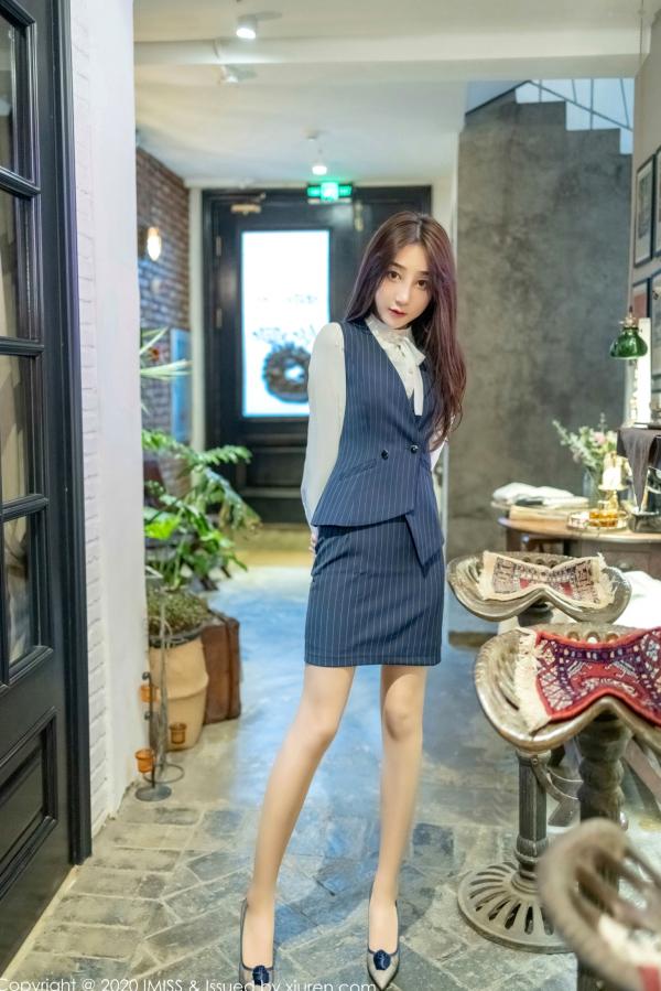    IMiss爱蜜社-438-九月生-OL职业装豪车内饰写真，极致丝袜美腿诱惑与干练通勤时尚第8张图片