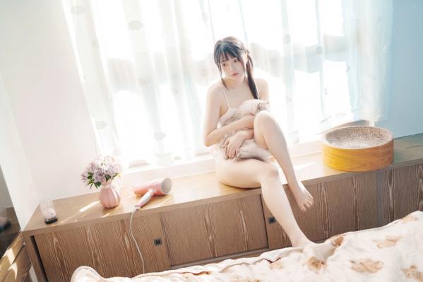    落落Raku-Your-Waifu-2022.12月订阅：清新治愈居家私房照，萌宠相伴尽显少女诱惑第1张图片