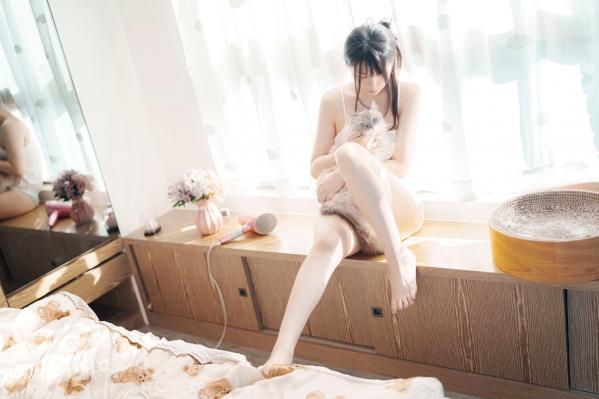    落落Raku-Your-Waifu-2022.12月订阅：清新治愈居家私房照，萌宠相伴尽显少女诱惑第2张图片