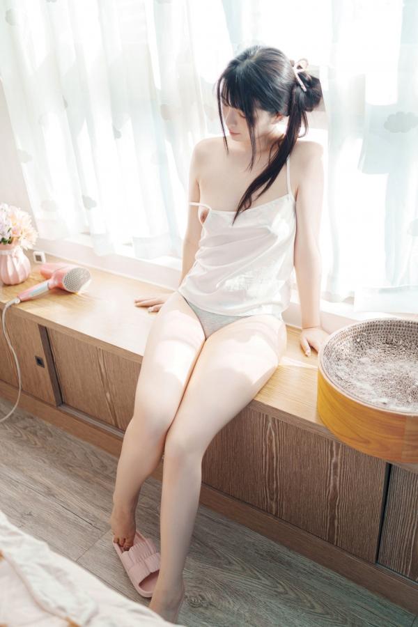    落落Raku-Your-Waifu-2022.12月订阅：清新治愈居家私房照，萌宠相伴尽显少女诱惑第14张图片