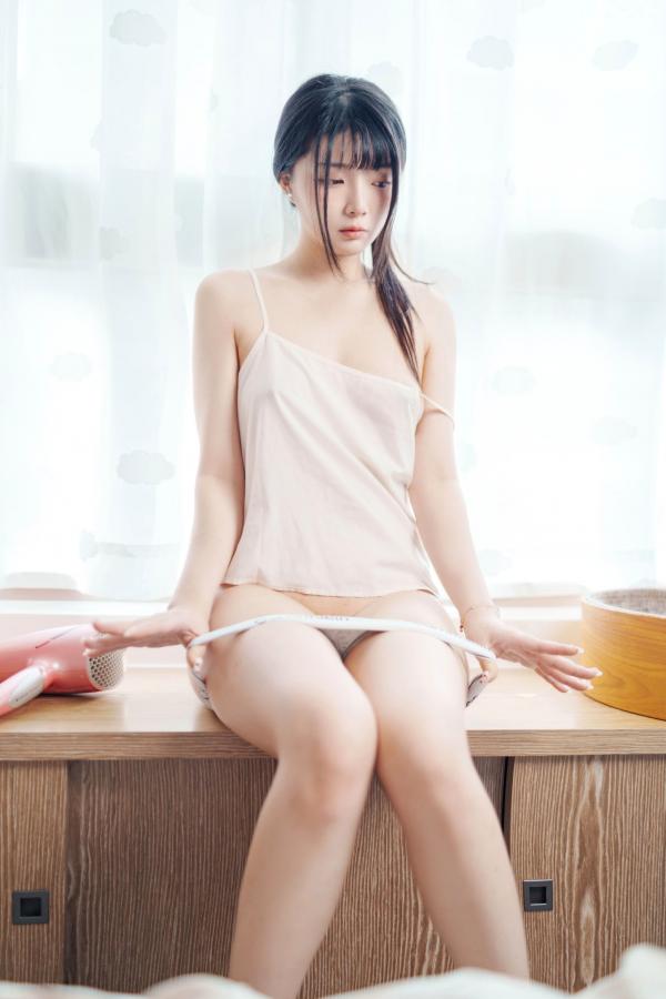    落落Raku-Your-Waifu-2022.12月订阅：清新治愈居家私房照，萌宠相伴尽显少女诱惑第34张图片