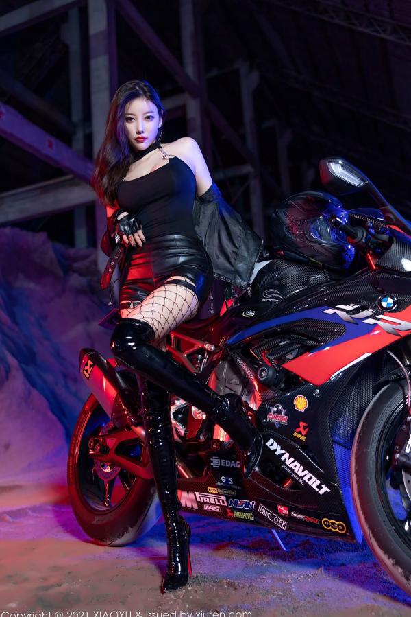    XiaoYu语画界-638-杨晨晨Sugar：夜幕下机车女郎写真，黑色皮衣皮裤搭配诱惑渔网袜与高跟长靴，极致演绎飒爽与性感。第23张图片