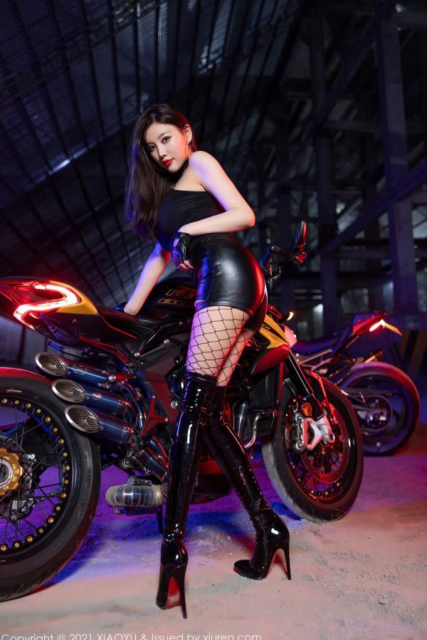    XiaoYu语画界-638-杨晨晨Sugar：夜幕下机车女郎写真，黑色皮衣皮裤搭配诱惑渔网袜与高跟长靴，极致演绎飒爽与性感。第49张图片