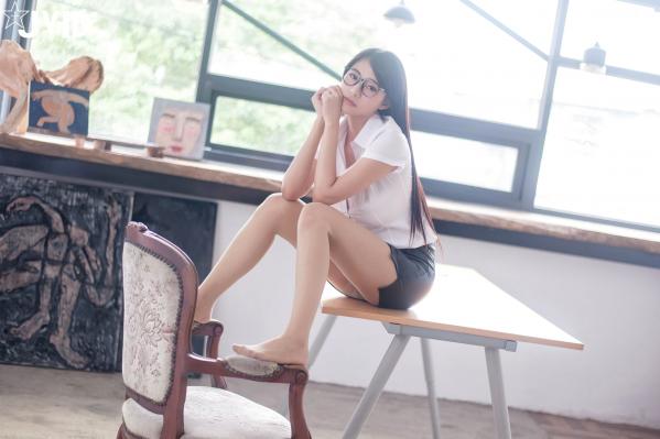    JVID乐乐：画室里的性感女教师，紧身皮裙搭配白衬衫，黑框眼镜御姐范，制服诱惑写真第18张图片