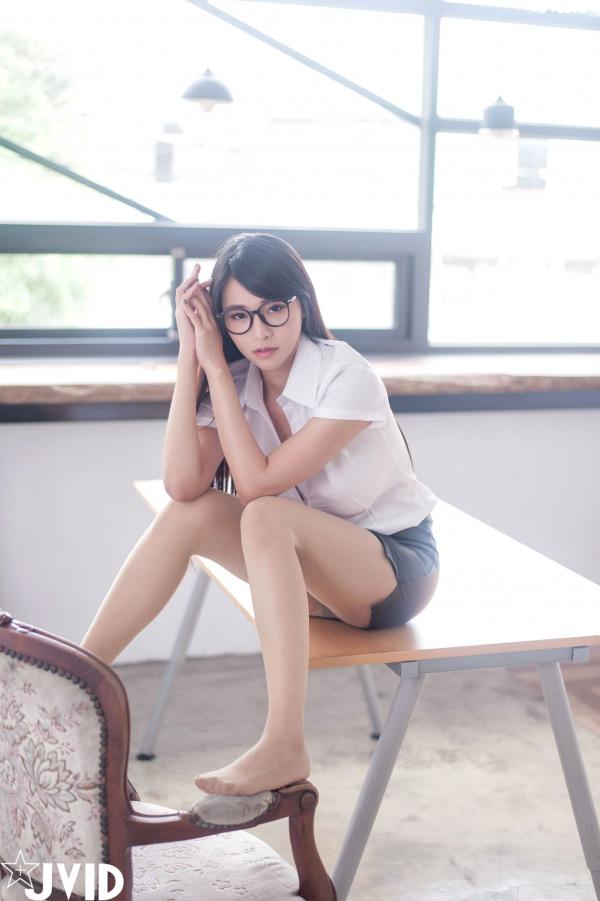    JVID乐乐：画室里的性感女教师，紧身皮裙搭配白衬衫，黑框眼镜御姐范，制服诱惑写真第19张图片