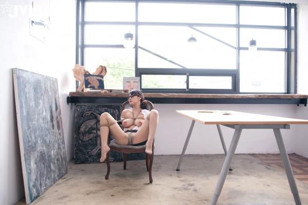    JVID乐乐：画室里的性感女教师，紧身皮裙搭配白衬衫，黑框眼镜御姐范，制服诱惑写真第39张图片