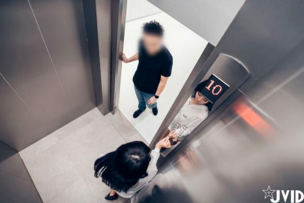    JVID-乐乐-电梯紧急停止：大尺度私密互动，极致诱惑身材展现，挑战视觉极限的18禁惊艳大片第21张图片