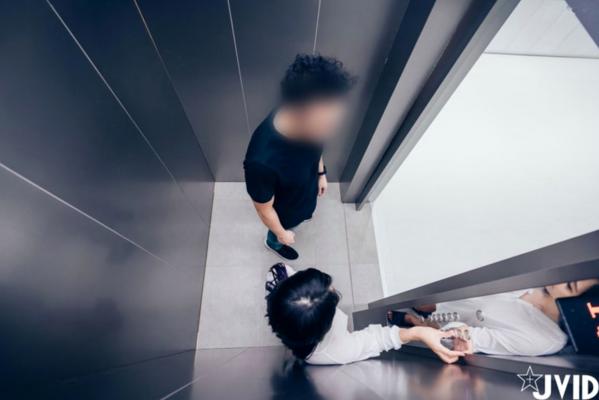    JVID-乐乐-电梯紧急停止：大尺度私密互动，极致诱惑身材展现，挑战视觉极限的18禁惊艳大片第22张图片