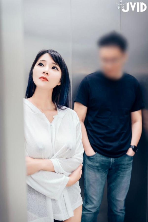    JVID-乐乐-电梯紧急停止：大尺度私密互动，极致诱惑身材展现，挑战视觉极限的18禁惊艳大片第24张图片