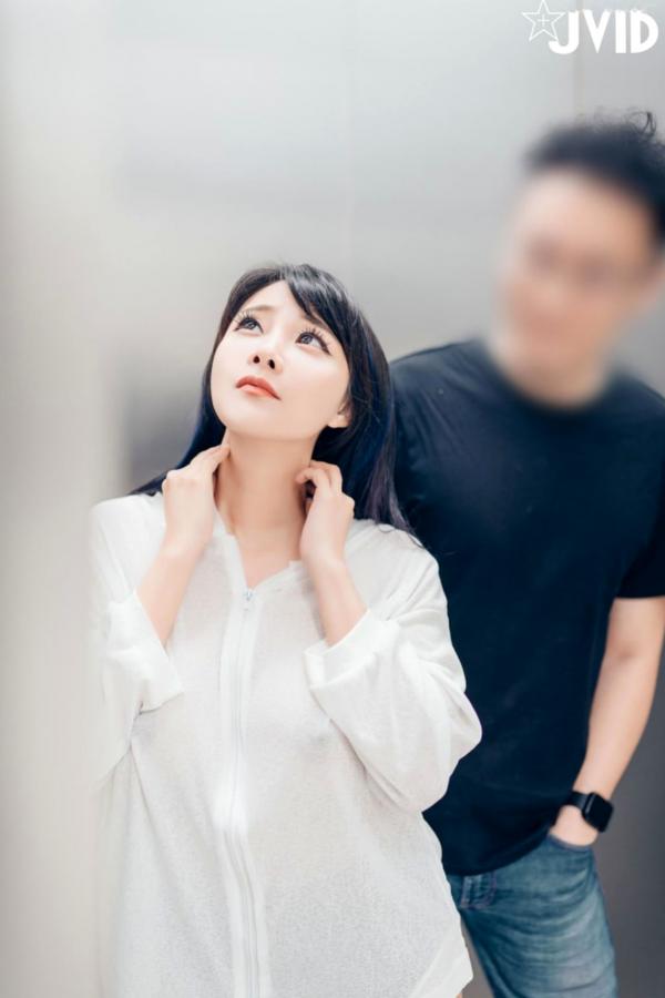    JVID-乐乐-电梯紧急停止：大尺度私密互动，极致诱惑身材展现，挑战视觉极限的18禁惊艳大片第29张图片