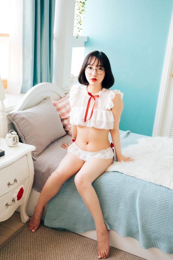    韩国美女孙乐乐Son-YeEun：卧室私房大尺度写真，复古眼镜清新短发，极致油光诱惑，女王归来无圣光福利第40张图片