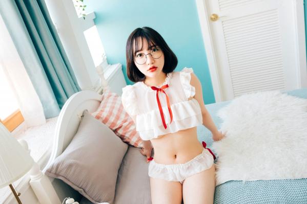    韩国美女孙乐乐Son-YeEun：卧室私房大尺度写真，复古眼镜清新短发，极致油光诱惑，女王归来无圣光福利第42张图片
