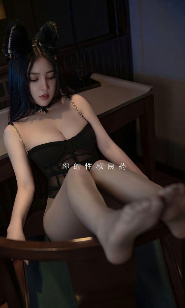    UGirlsApp尤果圈苏拉《暗夜猫娘》：极品黑丝高跟诱惑，室内私房写真，性感紧身衣尽显火辣曲线，冷艳女神魅力全开。第2张图片