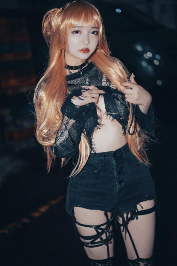   韩国美女孙乐乐Son-YeEun死亡笔记弥海砂Cosplay，暗黑车内私房大尺度写真，夜拍街头哥特诱惑，无圣光性感演绎第2张图片