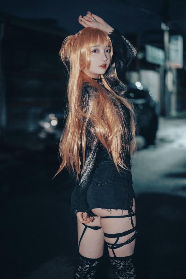    韩国美女孙乐乐Son-YeEun死亡笔记弥海砂Cosplay，暗黑车内私房大尺度写真，夜拍街头哥特诱惑，无圣光性感演绎第4张图片