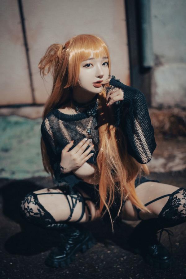    韩国美女孙乐乐Son-YeEun死亡笔记弥海砂Cosplay，暗黑车内私房大尺度写真，夜拍街头哥特诱惑，无圣光性感演绎第8张图片