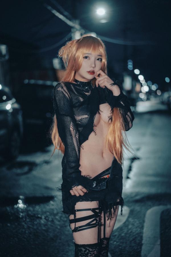    韩国美女孙乐乐Son-YeEun死亡笔记弥海砂Cosplay，暗黑车内私房大尺度写真，夜拍街头哥特诱惑，无圣光性感演绎第13张图片