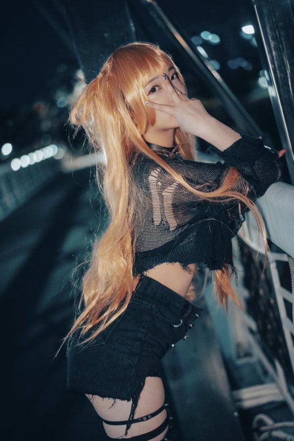    韩国美女孙乐乐Son-YeEun死亡笔记弥海砂Cosplay，暗黑车内私房大尺度写真，夜拍街头哥特诱惑，无圣光性感演绎第24张图片