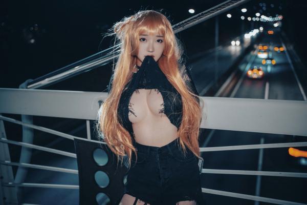    韩国美女孙乐乐Son-YeEun死亡笔记弥海砂Cosplay，暗黑车内私房大尺度写真，夜拍街头哥特诱惑，无圣光性感演绎第34张图片
