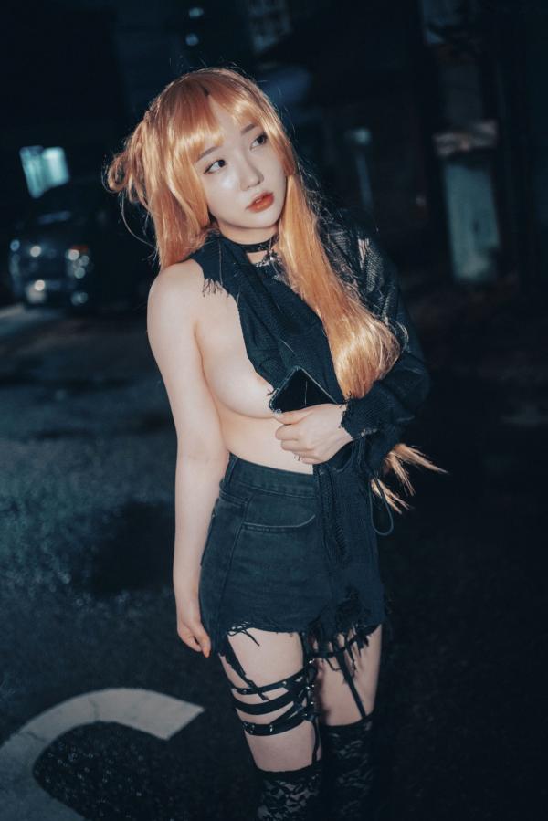    韩国美女孙乐乐Son-YeEun死亡笔记弥海砂Cosplay，暗黑车内私房大尺度写真，夜拍街头哥特诱惑，无圣光性感演绎第59张图片