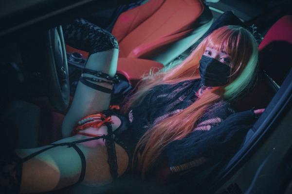    韩国美女孙乐乐Son-YeEun死亡笔记弥海砂Cosplay，暗黑车内私房大尺度写真，夜拍街头哥特诱惑，无圣光性感演绎第95张图片