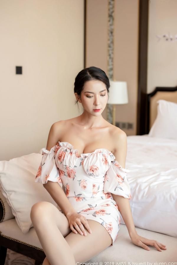    IMiss爱蜜社Carry私房写真，身穿清新花色露肩裙，尽显修长美腿与朦胧丝袜诱惑，气质御姐居家风韵第10张图片