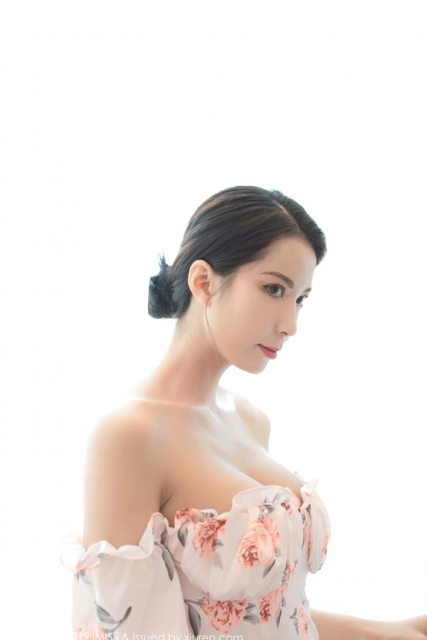    IMiss爱蜜社Carry私房写真，身穿清新花色露肩裙，尽显修长美腿与朦胧丝袜诱惑，气质御姐居家风韵第14张图片