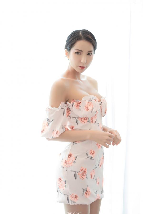    IMiss爱蜜社Carry私房写真，身穿清新花色露肩裙，尽显修长美腿与朦胧丝袜诱惑，气质御姐居家风韵第15张图片